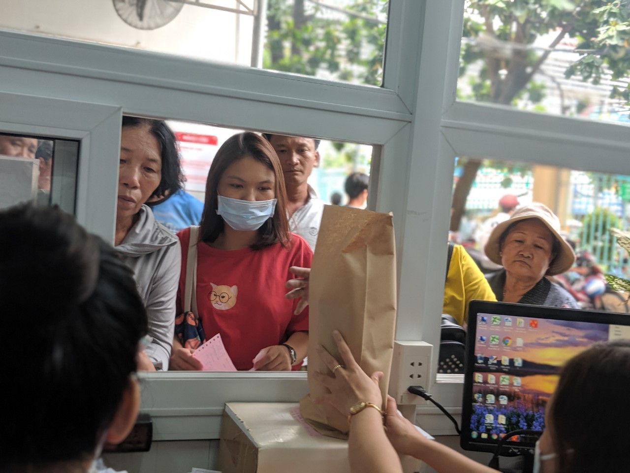 Bệnh viện toàn túi giấy