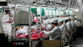 Nikkei: Apple muốn rút 15-30% dây chuyền sản xuất khỏi Trung Quốc